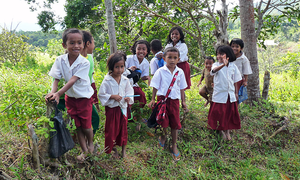 Kinder aus Asien in Schulkleidung