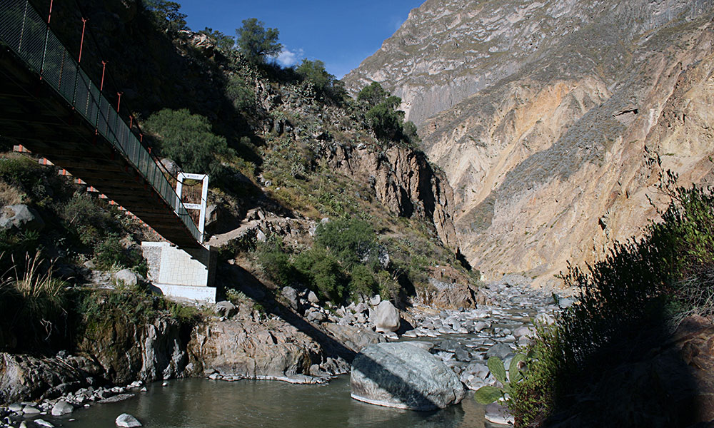 Brücke über dem Fluss im Colca Canyon