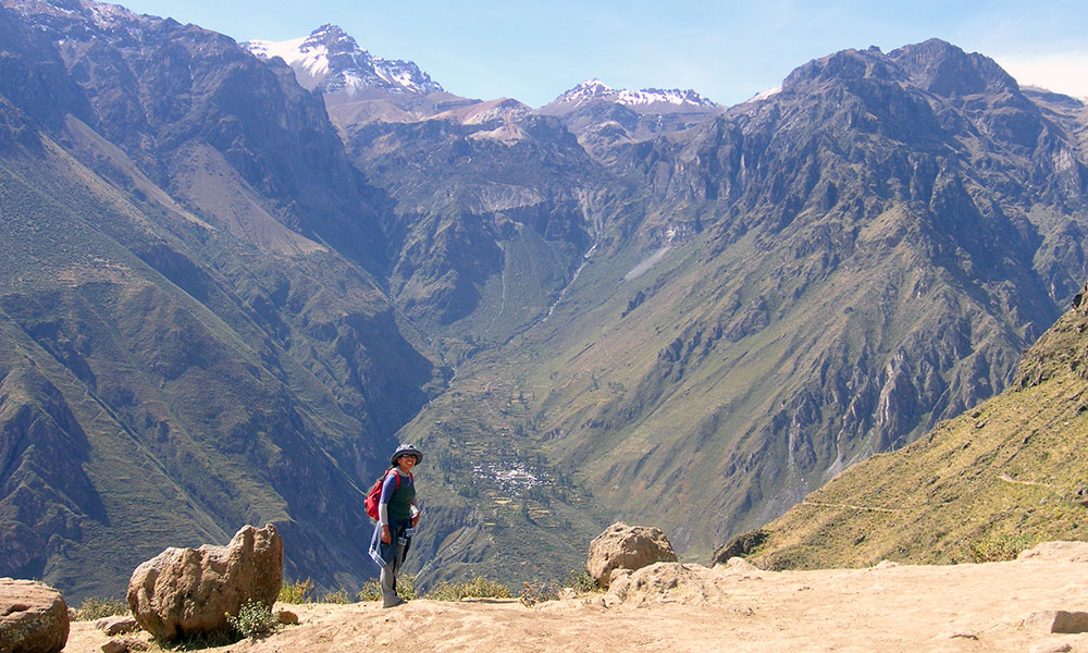 Frau vor riesigen Bergen des Colca Canyon