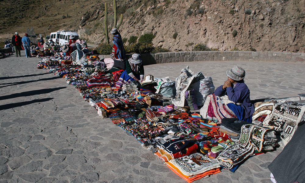 Peruanische Frauen verkaufen Handarbeiten