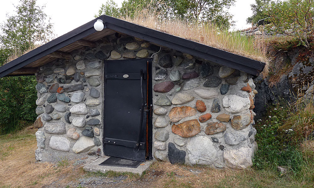 Steinhütte mit Grasdach