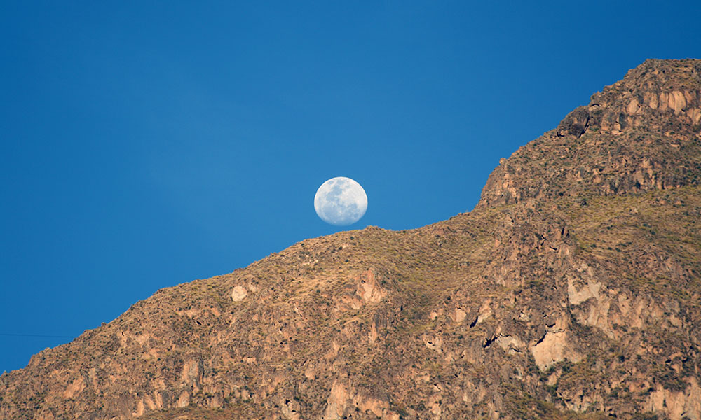 Mond hinter den Felsen