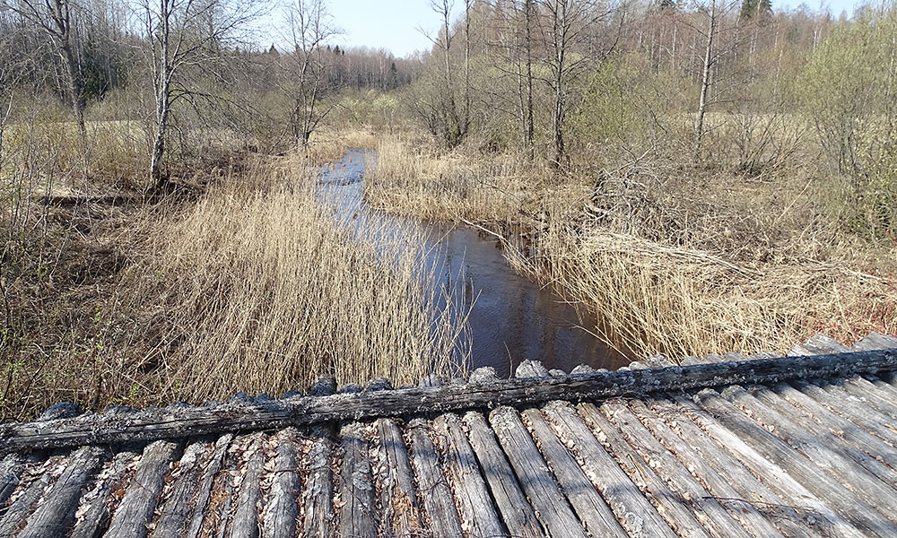 Alte Holzbrücke über einen Bach