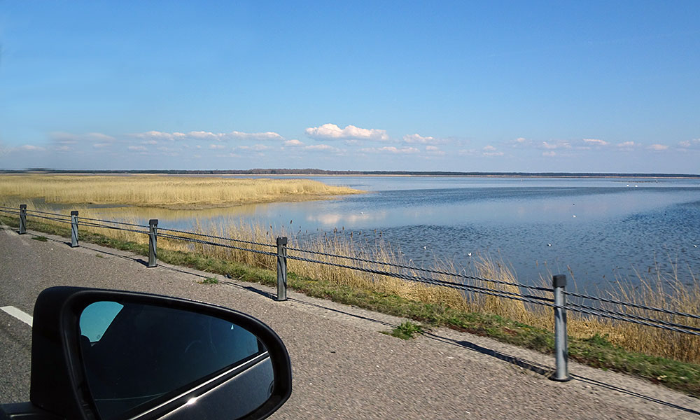 Blick aus dem Auto aufs Wasser
