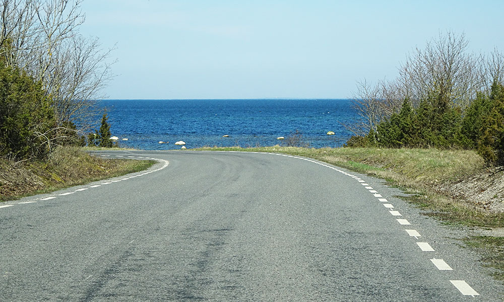 Kurve vor dem Meer