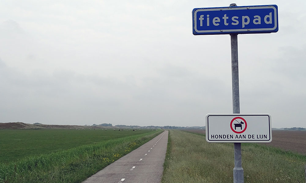 Schild "Fietspad" am Fahrradweg