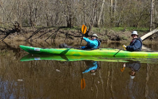 Zwie Leute beim Kayakfahren in Soomaa