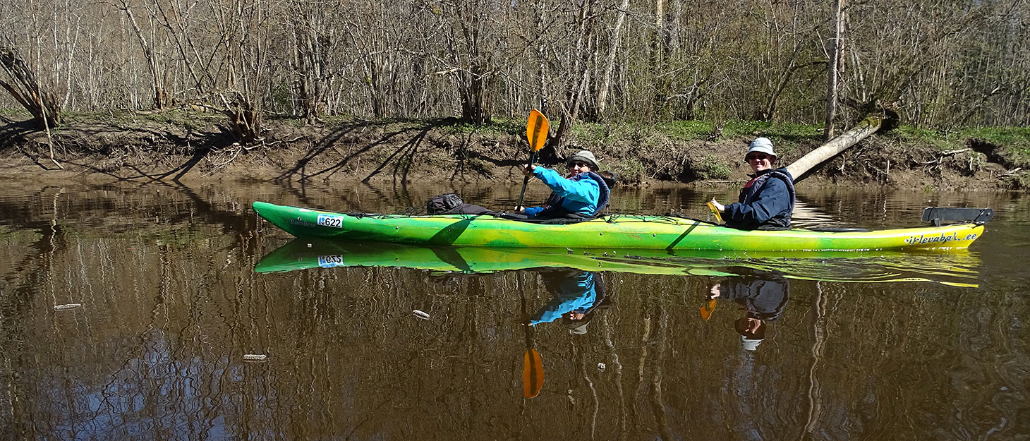 Zwie Leute beim Kayakfahren in Soomaa