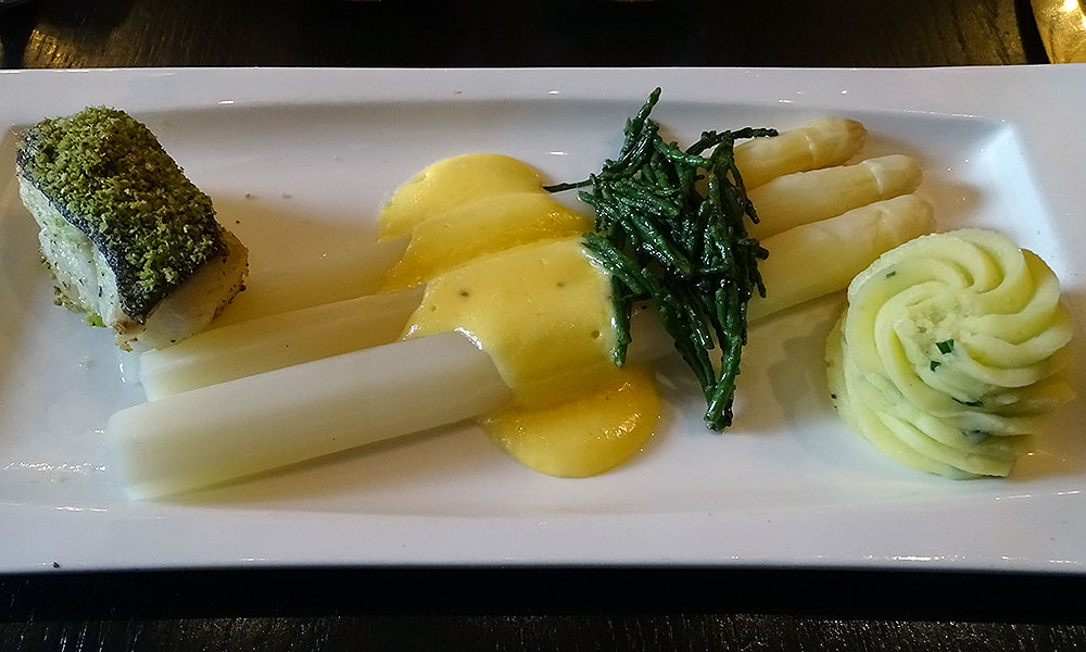 Spargel mit einem Stück Fisch