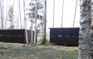 Bärenhütten im Wald