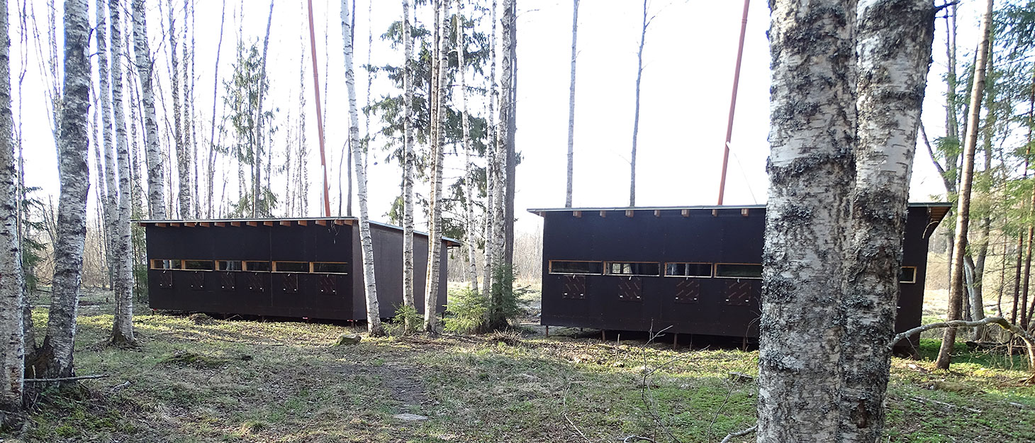 Bärenhütten im Wald