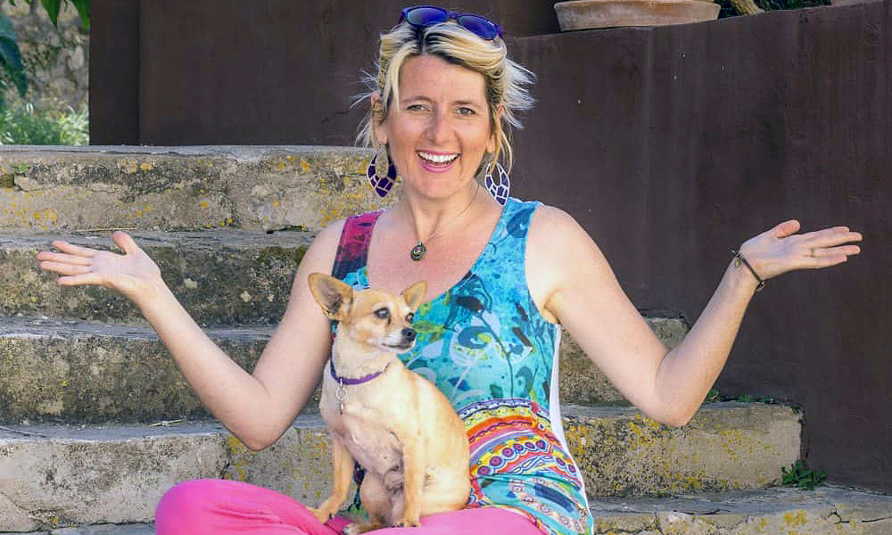 Frau mit Hund auf dem Schoß