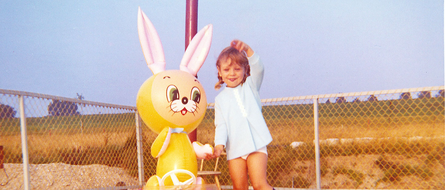bunny Mädchen mit Riesenspielhase