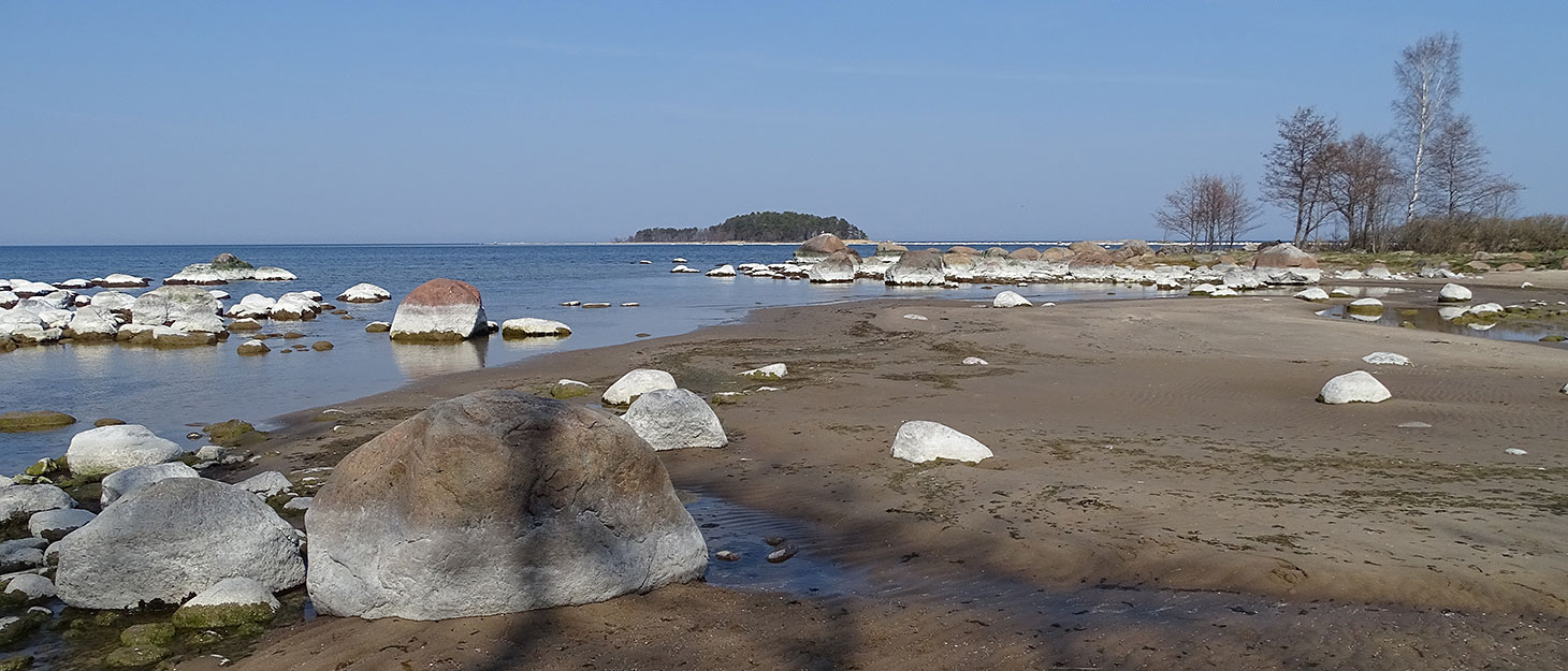 Strand mit Findlingen