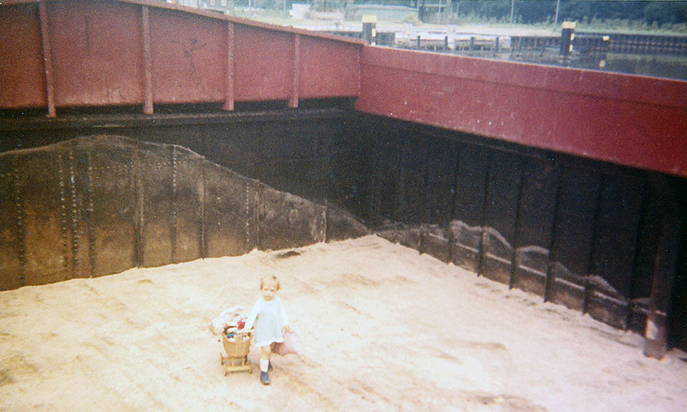 Kleinkind im Laderaum eines Schiffes