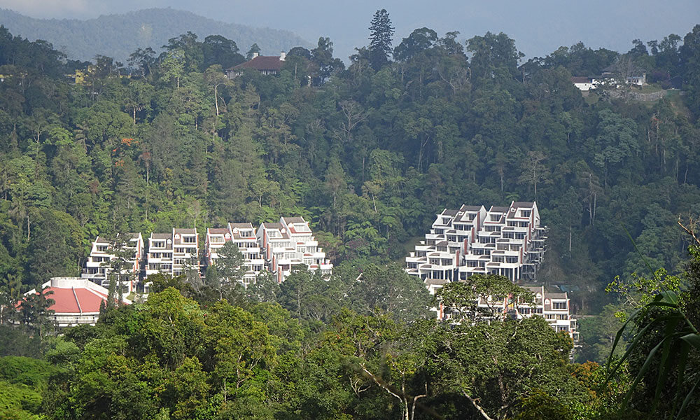 große Wohnanlage am Berg