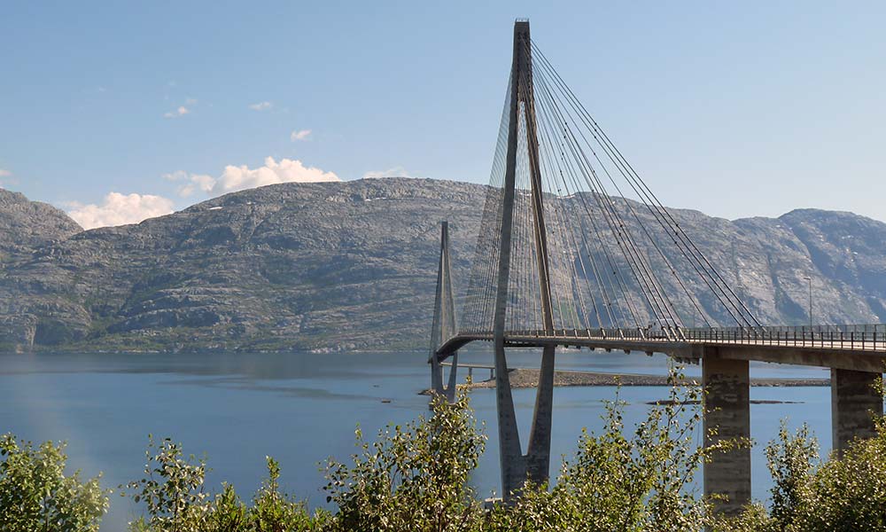 Brücke über Fjord in Norwegen