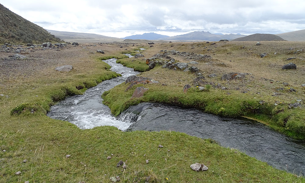 Fluss in Berglandschaft