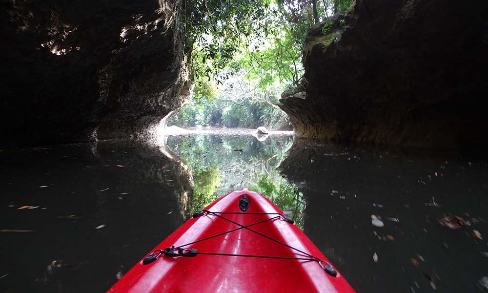 Rotes Kanu auf einem Fluss im Kenong Rimba Park