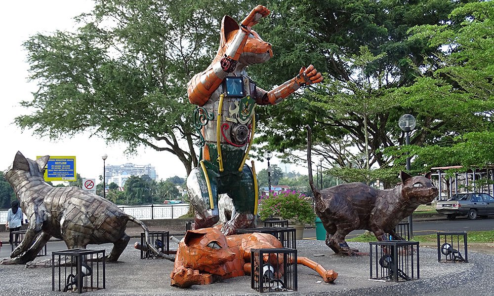 Katzenstatue in Kuching, roboterartig