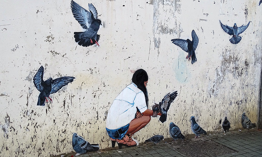 Streetart: Frau füttert Tauben