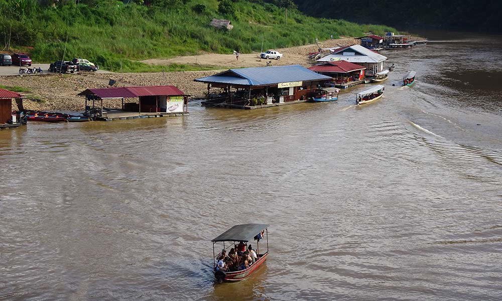 Schwimmende Restaurants am Taman Negara