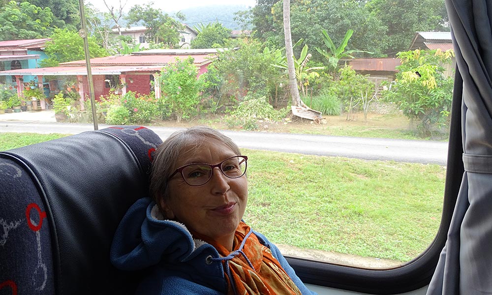 Sabine mit Schal und Jacke im Jungle Train Malaysia
