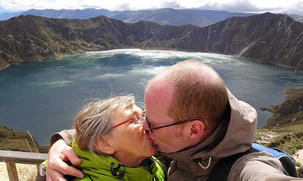 Sabine und Jochen küssen sich vor dem See
