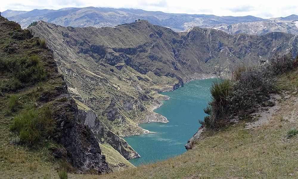 Ufer des Sees in den Bergen