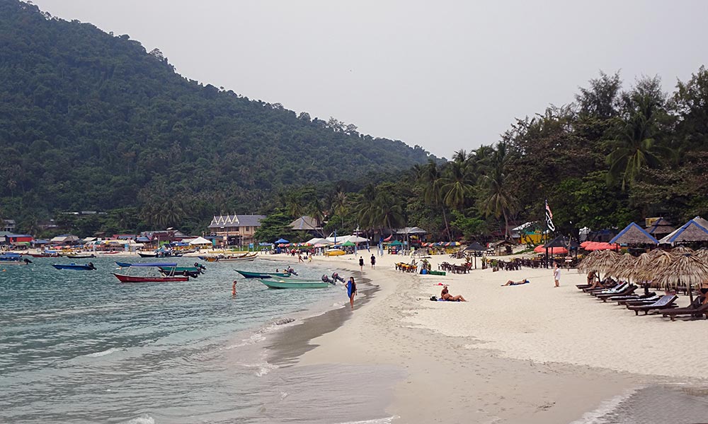 Voller Strand mit Liegen und Booten - am Long Beach