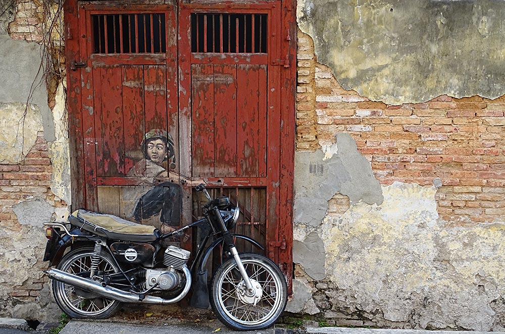 Streetart Junge auf Motorrad in George Town