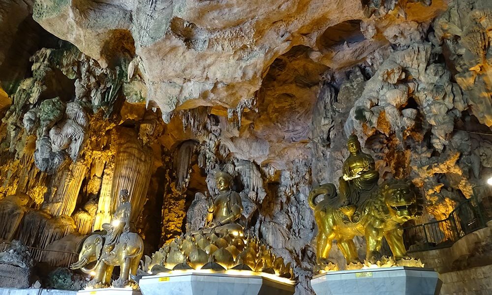 Goldene Buddhastatuen im Felsentempel in Ipoh