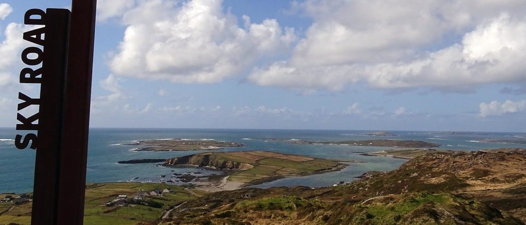 Blick von Sky Road in Irland auf die Küste