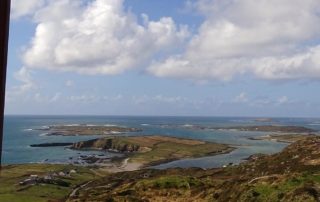 Blick von Sky Road in Irland auf die Küste