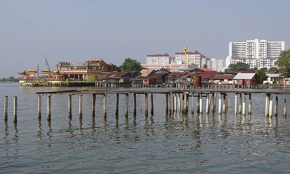 Steg mit Tempel im Hintergrund