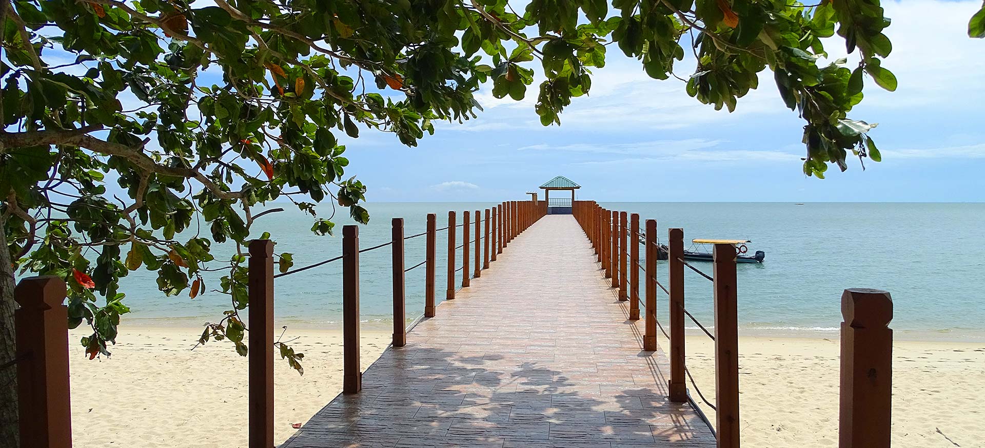 Steg am Strand in Malaysia