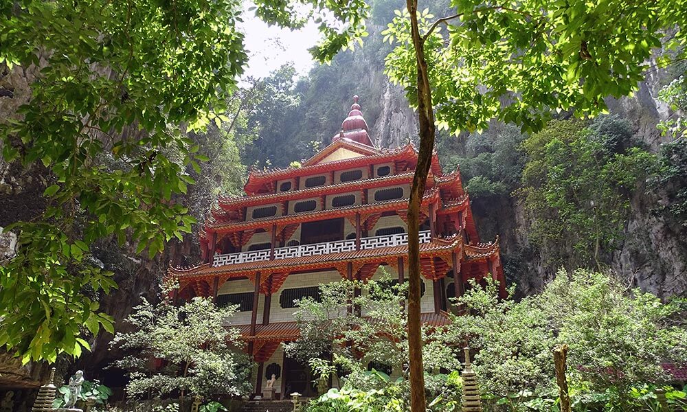 Tempel umrahmt von Felsen