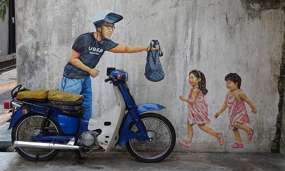 Street Art: Mann und Kinder am Motorrad