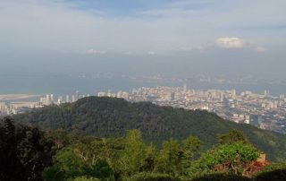 Blick vom Penang Hill auf Stadt und Festland von Malaysia