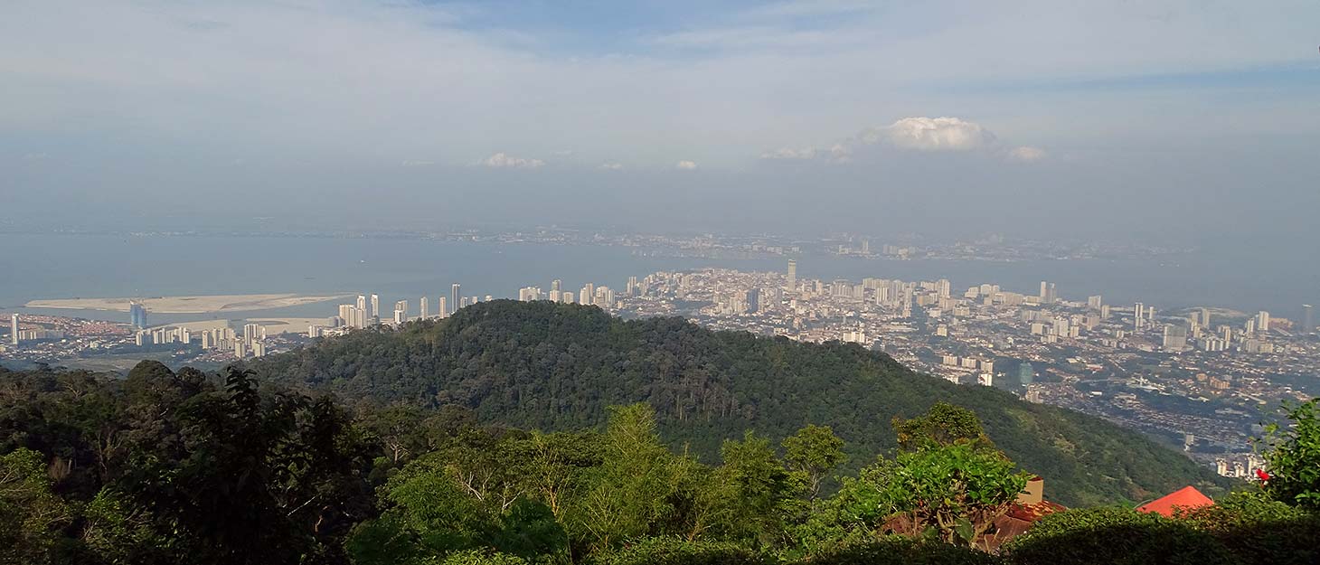 Blick vom Penang Hill auf Stadt und Festland von Malaysia