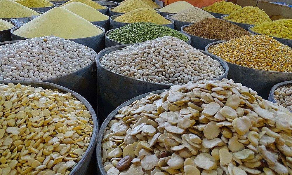 Berge von Hülsenfrüchten auf Markt in Taroudant