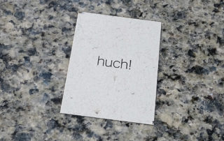 Aufkleber "huch" an der Wand