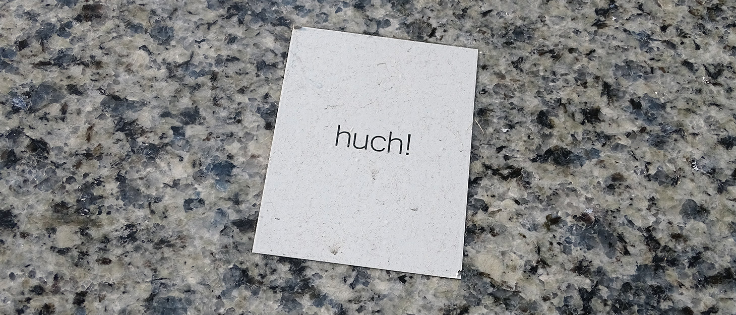 huch Aufkleber "huch" an der Wand