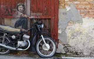 StreetArt-Bild Junge auf Motorrad