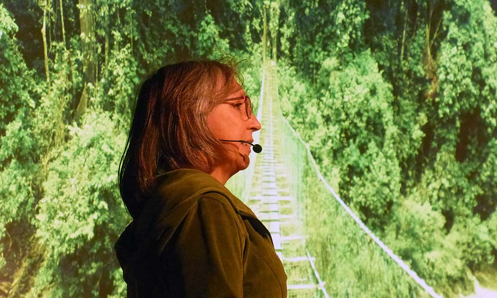 Sabine auf dem Travel Slam vor Leinwand mit Regenwald