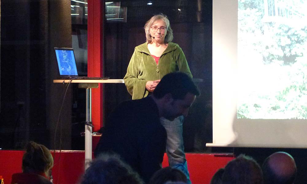 Sabine auf der Bühne des Travel Slam
