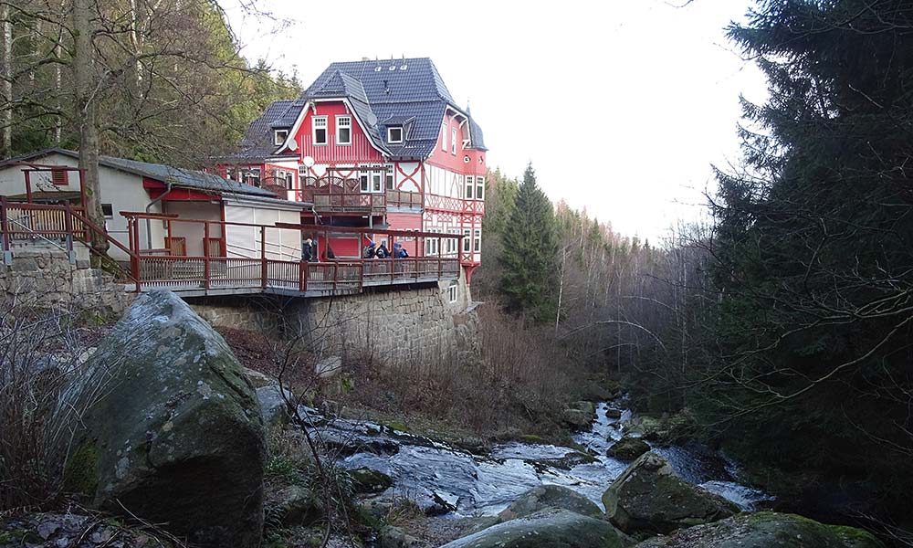 Gasthaus am Fluss im Wald