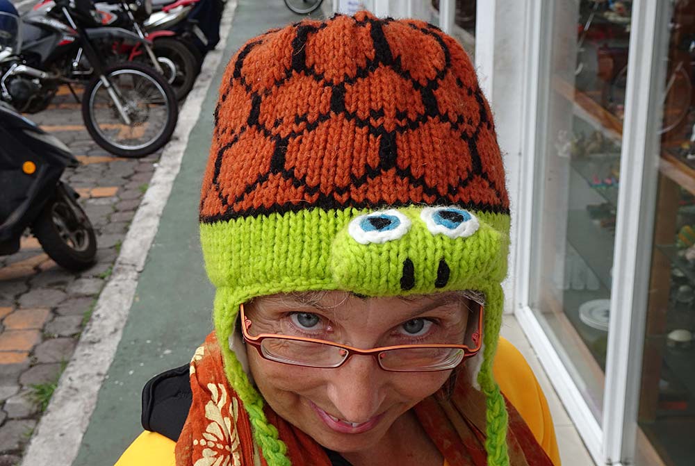Frau mit Schildkrötenmütze