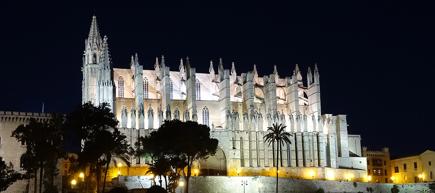 Kathedrale von Palma de Mallorca bei Nacht
