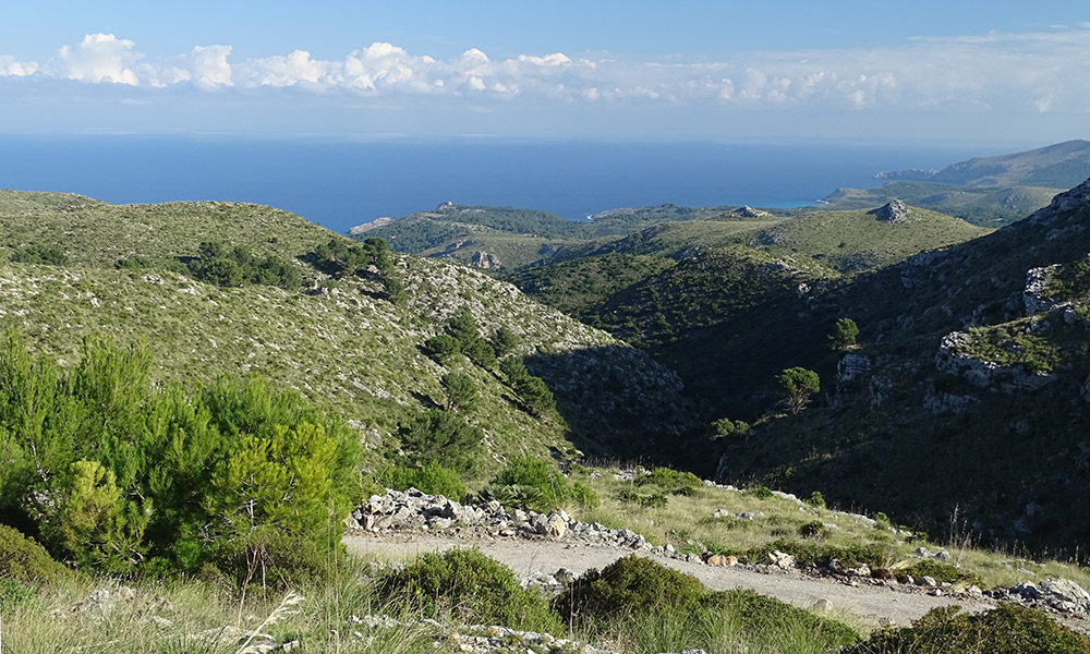 Blick über Berge aufs Meer